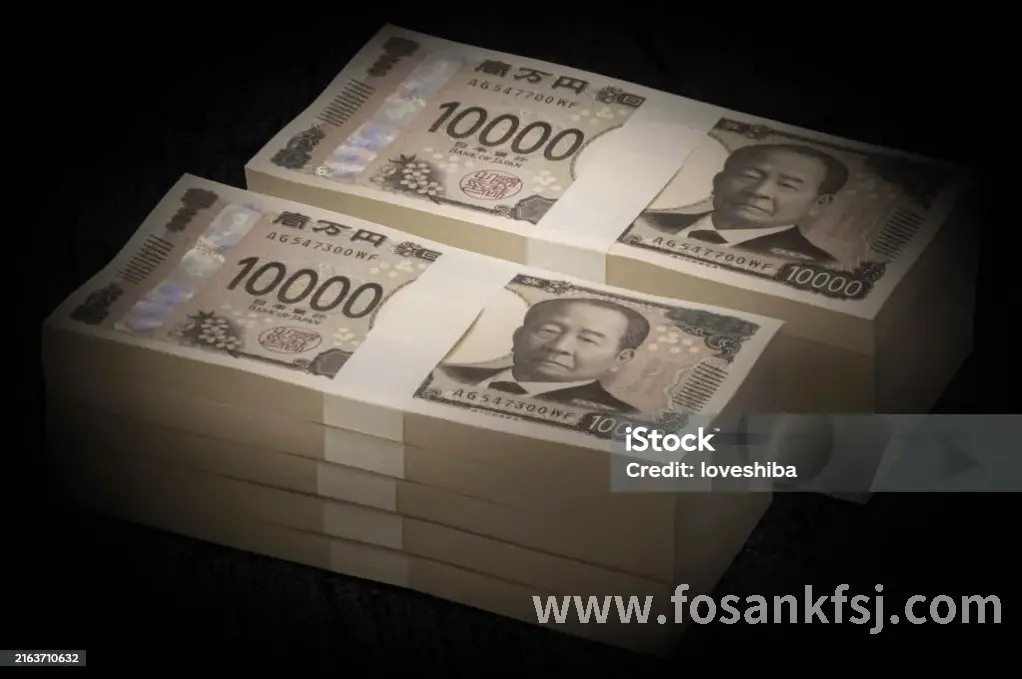 佛山小微企业主在展示贷款合同